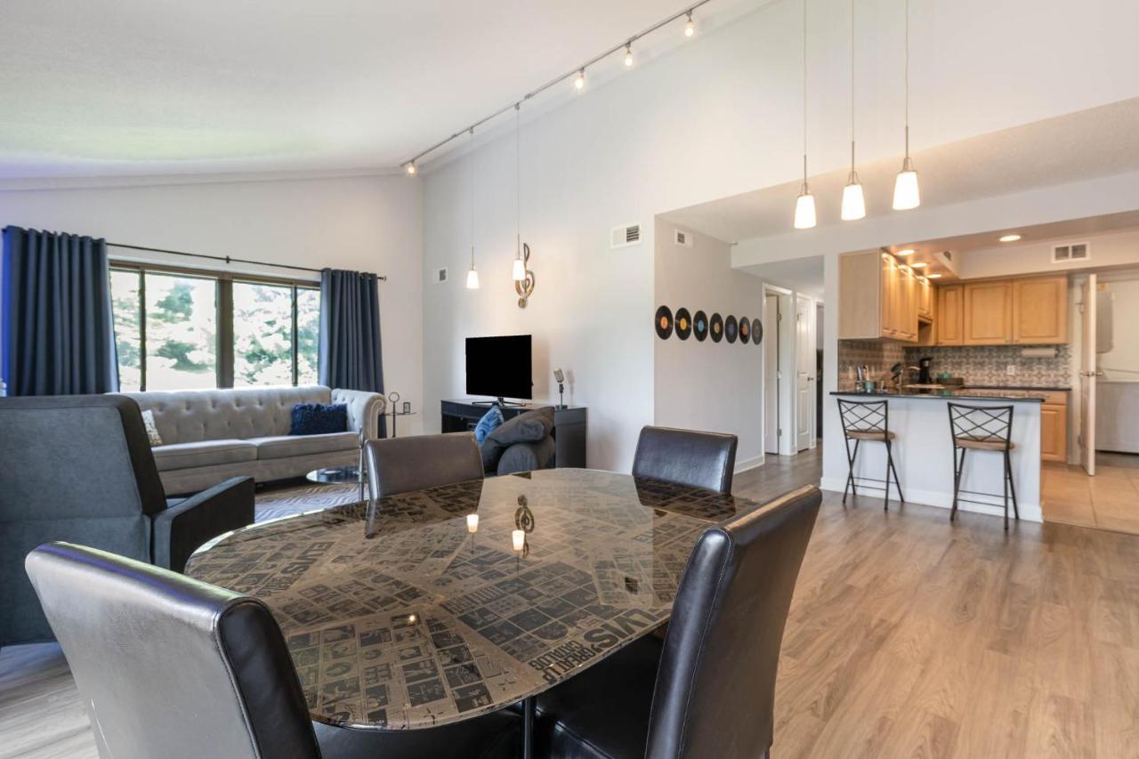 Large, Stunning Elvis Themed Condo,10 Min From Cvg Florence Bagian luar foto